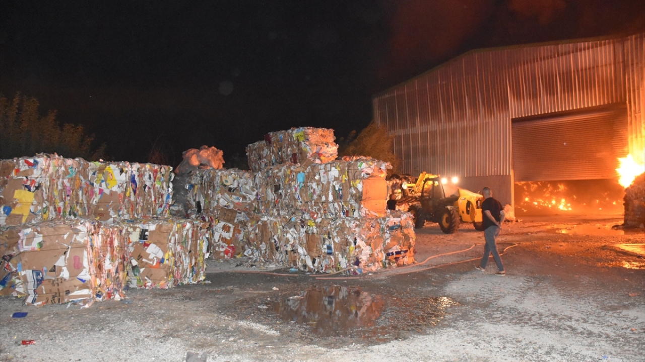 Yangın, ekiplerin yaklaşık 3 saatlik çalışmasıyla söndürüldü.