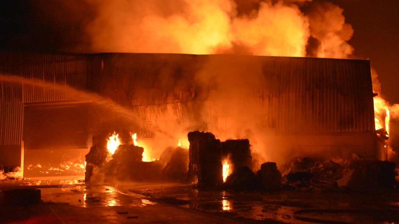 Soğutma işlemleri devam ederken, 5 bin metrekarelik fabrikanın büyük ölçüde kullanılamaz hale geldiği ve çatı kısmının çöktüğü görüldü.