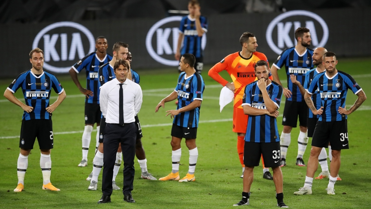 Sevilla’ya kupayı getiren goller De Jong (2) ve Diego Carlos’tan geldi.