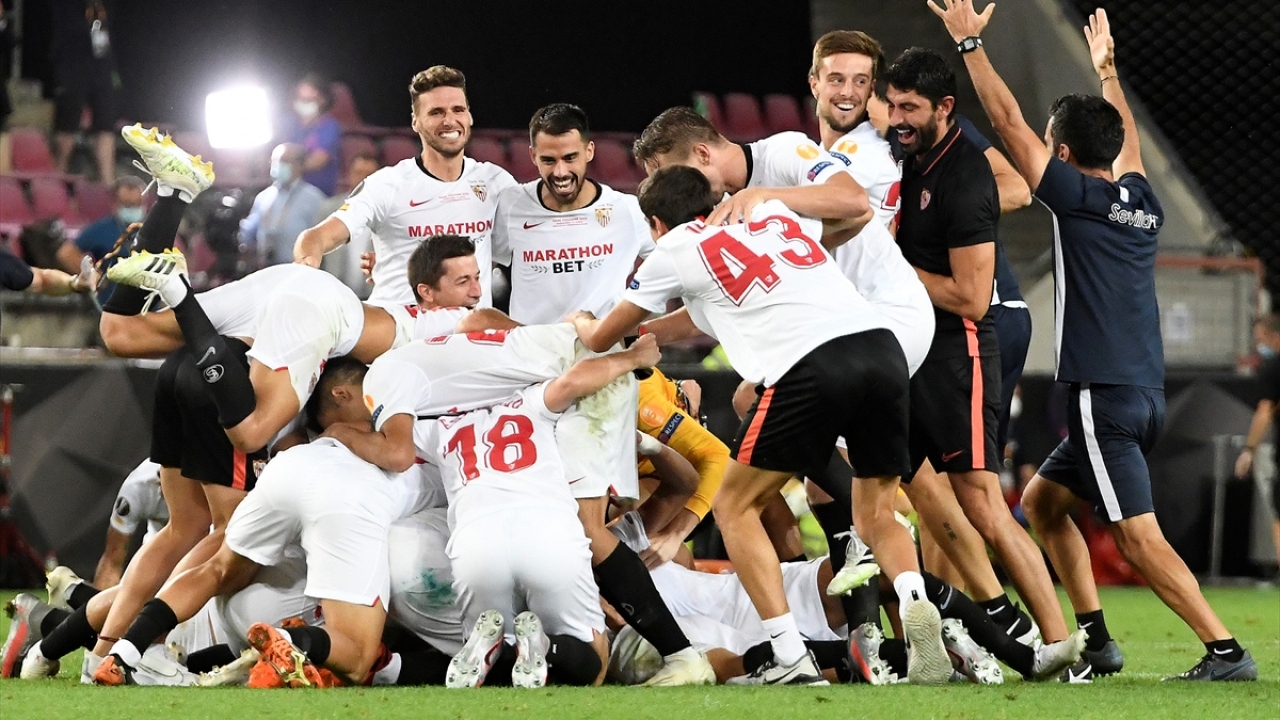 Turnuvanın en başarılı ekibi Sevilla, çıktığı 6. finalden de kupayla ayrıldı.