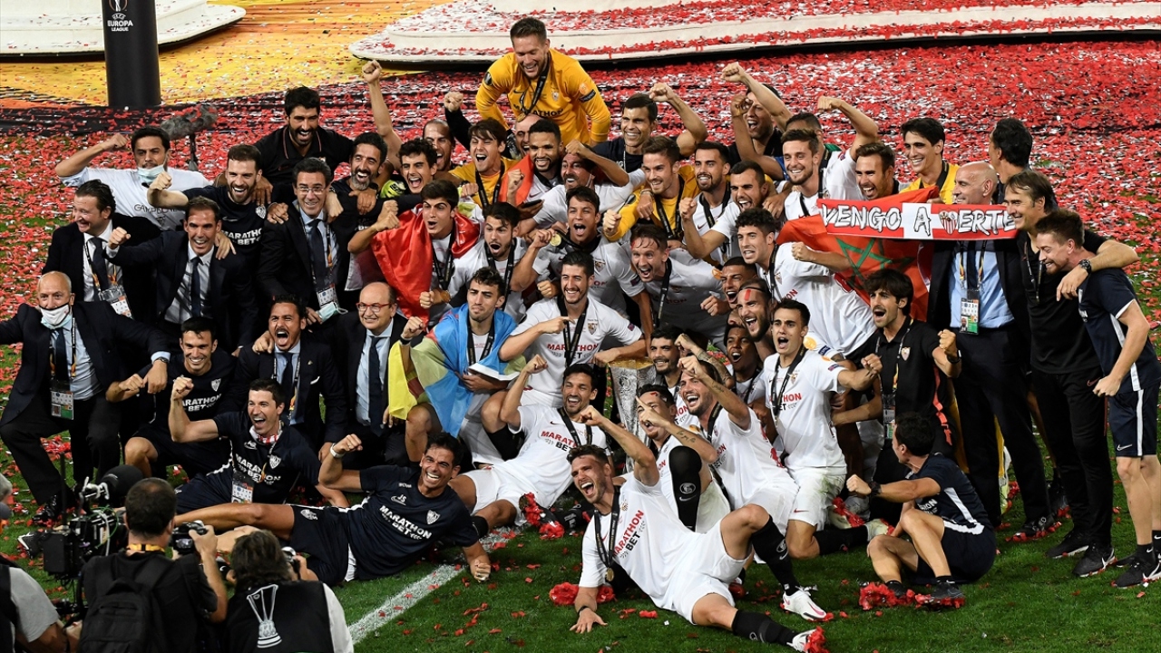 Öte yandan, bu sezon turnuvaki 7. golünü atan Inter`in Belçikalı santrforu Lukaku, üst üste 11. UEFA Avrupa Ligi karşılaşmasında da skor üreterek kendisine ait rekoru geliştirdi.