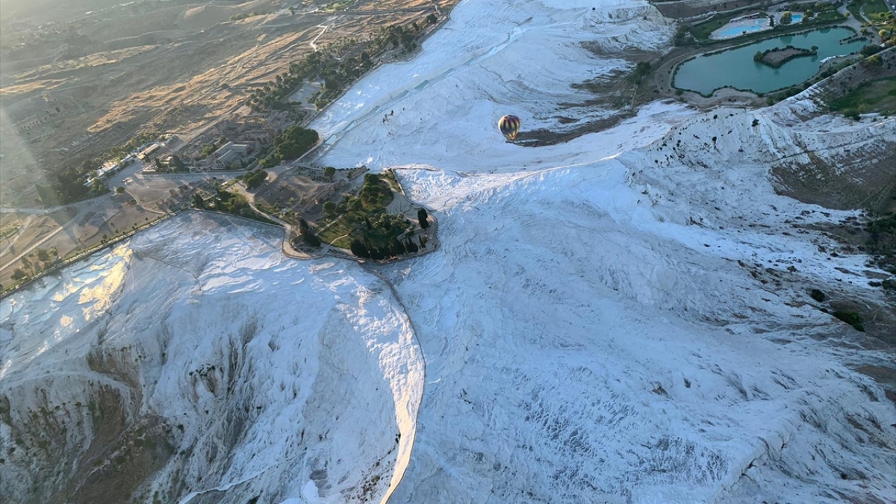 Son yıllarda Pamukkale`yi görmeye gelen turistlerin balon turlarına da ilgi gösterdiğini anlatan Kaplan, şöyle konuştu: