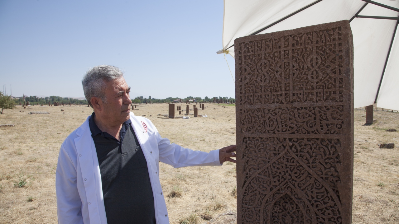 Karahan, 1071`inci mezar taşını restore etmenin mutluluğunu yaşadıklarını, çalışmalarda sona gelindiğini vurgulayarak, şunları söyledi: