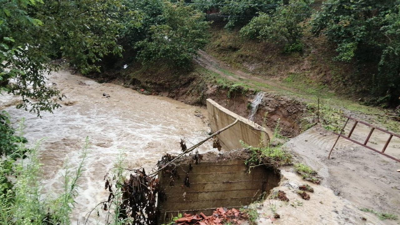 Kaygı, bazı fındık bahçelerinde zarar oluştuğunu, bir miktar fındığın da suya sürüklendiğini kaydetti.