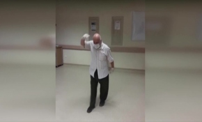 COVID-19'u yenen 75 yaşındaki hasta oynayarak taburcu oldu