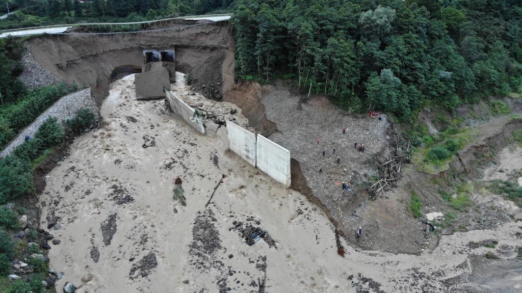 6 kişinin sulara kapıldığı alan havadan görüntülendi. 