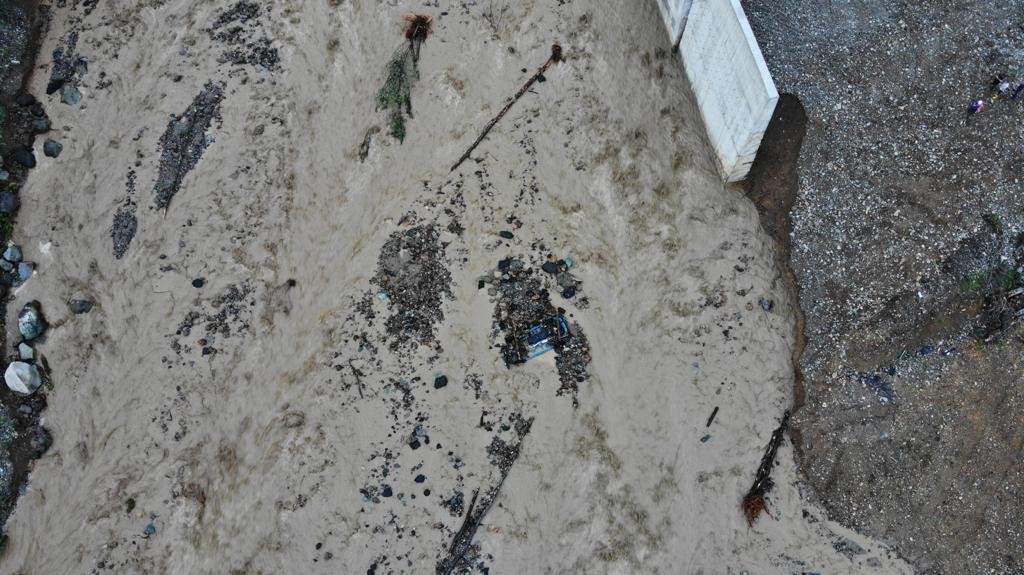 Kayıp 6 kişiyi arama çalışmaları sürerken, jandarma aracının da toprak altında kaldığı gözlendi.