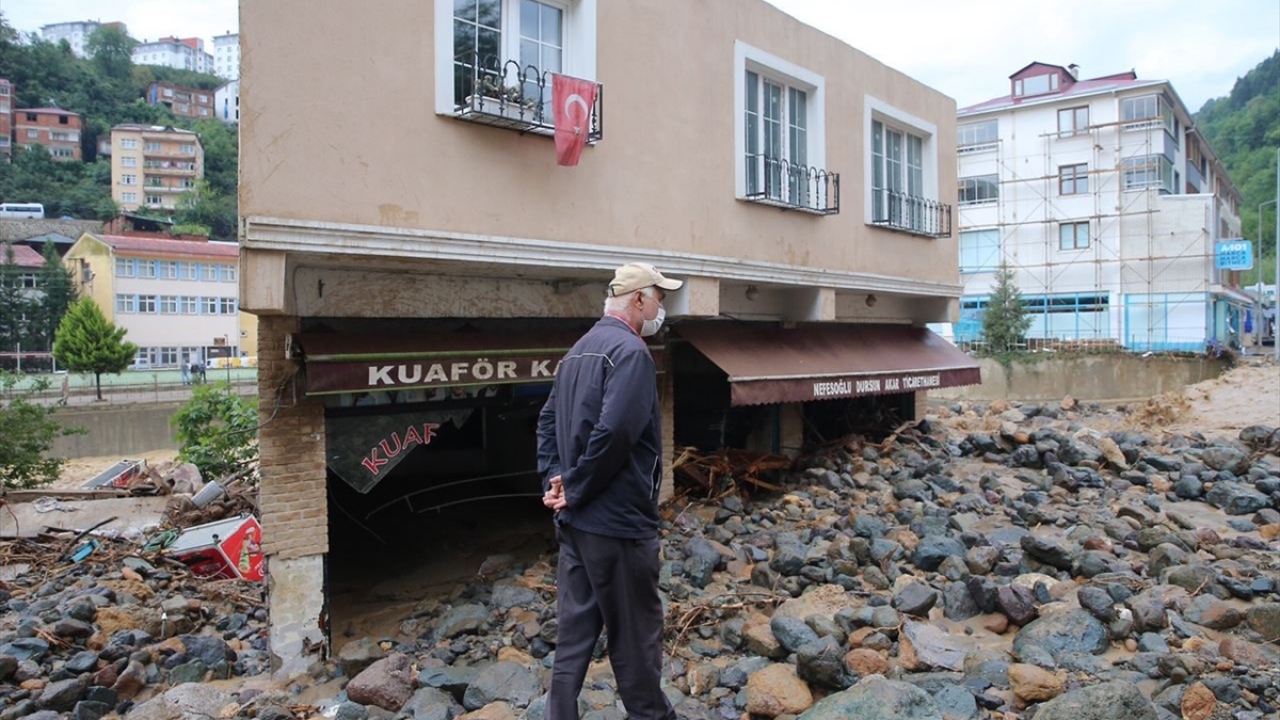 Giresun-Dereli-Sivas kara yolu ulaşıma kapandı.