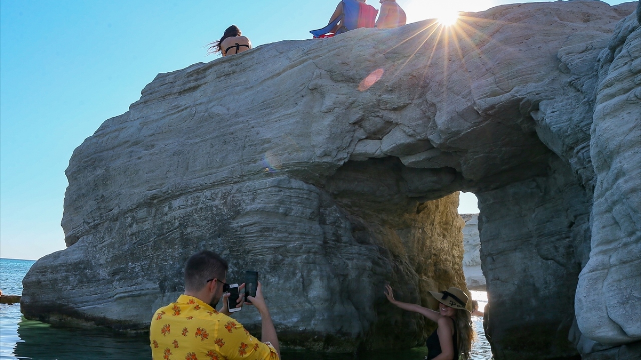 Delikli kayada fotoğraf sırası