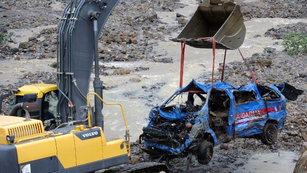 Menfez çöktü: Askerler kayıp