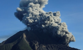 Sinabung Yanardağı kül püskürtmeye devam ediyor