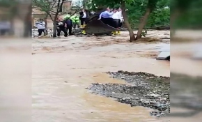 Bakan Soylu, mahsur kalan vatandaşlara iş makinesi ile ulaştı