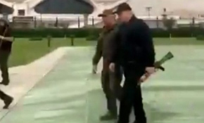 Belarus Cumhurbaşkanı Lukaşenko, elinde silahla başkanlık konutuna geldi