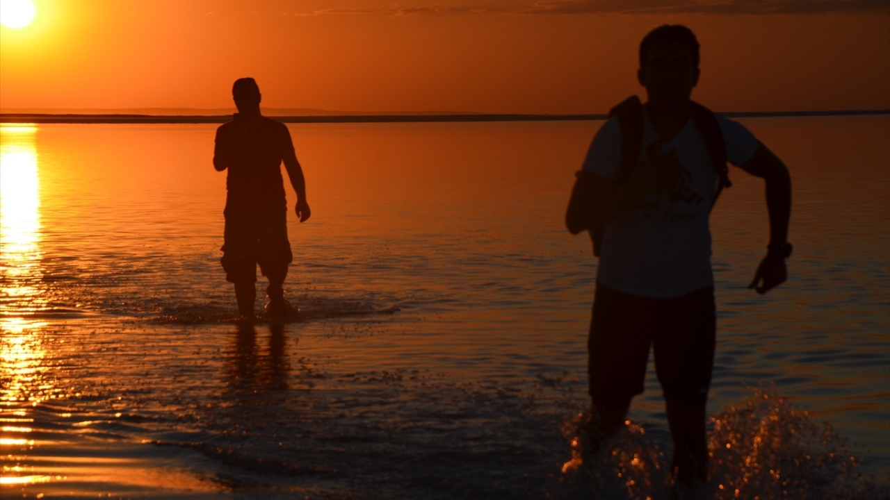 Kuşların göç yolu olması nedeniyle flamingolara ev sahipliği yapan ve "flamingo cenneti" olarak bilinen göl, fotoğraf tutkunlarının da uğrak yeri oldu. 