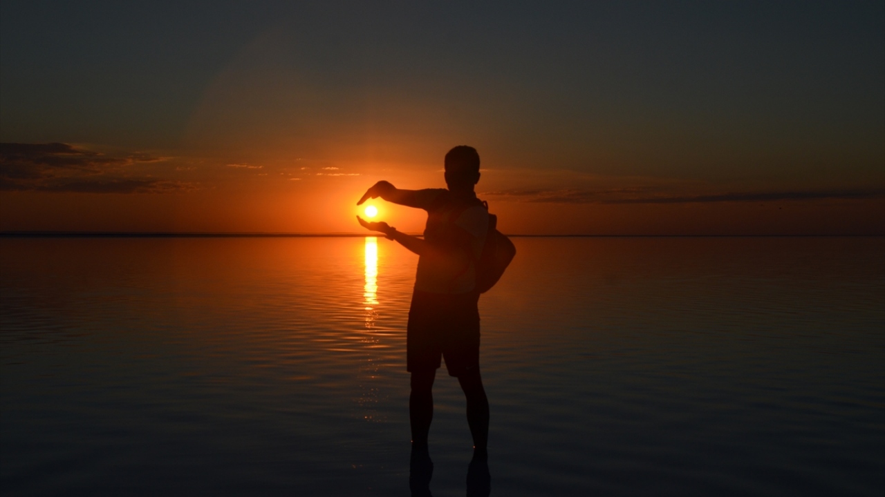 Aksaray`daki fotoğraf tutkunları, gün batımında gölün eşsiz güzelliğini ölümsüzleştirmeye çalıştı.