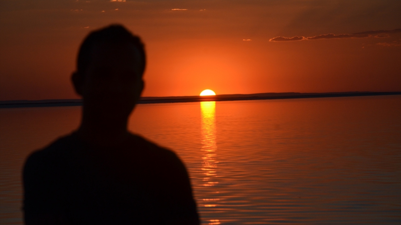 Fotoğraf tutkunları gölde yürüyüş yapıp, göldeki flamingolarla birlikte doğal güzellikleri ölümsüzleştirdi.