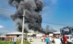 Sakarya'da market deposunda yangın