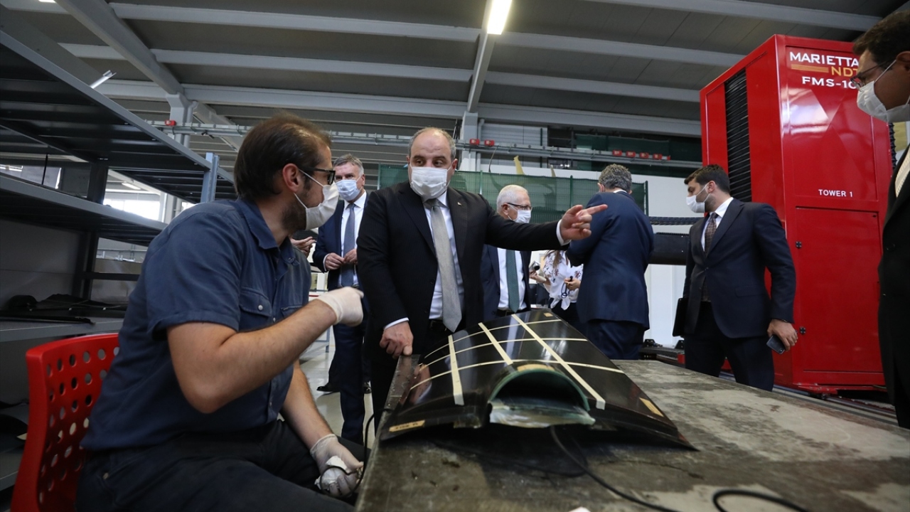 Bakan Varank, Epsilon Kompozit Teknolojileri ve Savunma AŞ`yi ziyareti sırasında firma yetkililerinden bilgi aldı, üretim alanını inceledi.