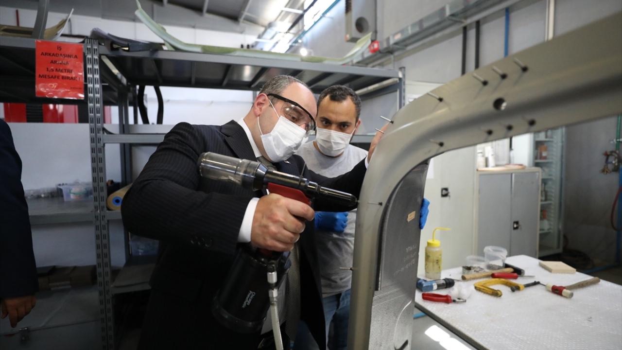 Üretimi devam eden helikopter kapısına perçin çakan Varank, daha sonra AA muhabirine açıklamalarda bulundu. 