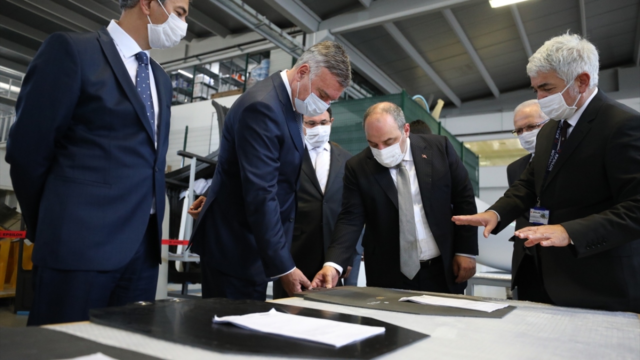 OSB`de faaliyet gösteren Epsilon firmasının yüksek teknolojili üretim kabiliyetine sahip olduğunu belirten Varank, "Kompozit, geleceğin teknolojisi. Çok hafif ama aynı zamanda çok sağlam malzemeleri kompozitten üretebiliyorsunuz." diye konuştu.