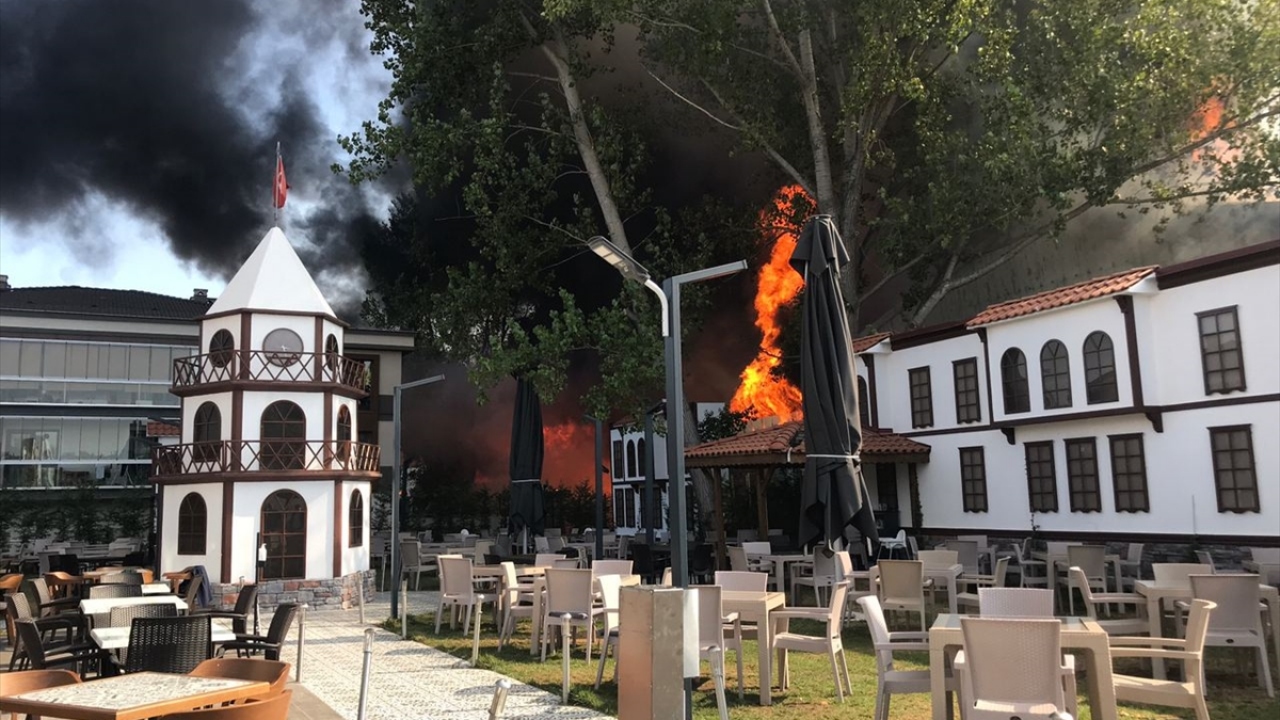 Alınan bilgiye göre, Serdivan ilçesi Prof. Dr. Sebahattin Zaim Bulvarı`ndaki marketin deposunda henüz belirlenemeyen nedenle yangın başladı.Durumun bildirilmesi üzerine olay yerine çok sayıda itfaiye ekibi sevk edildi.