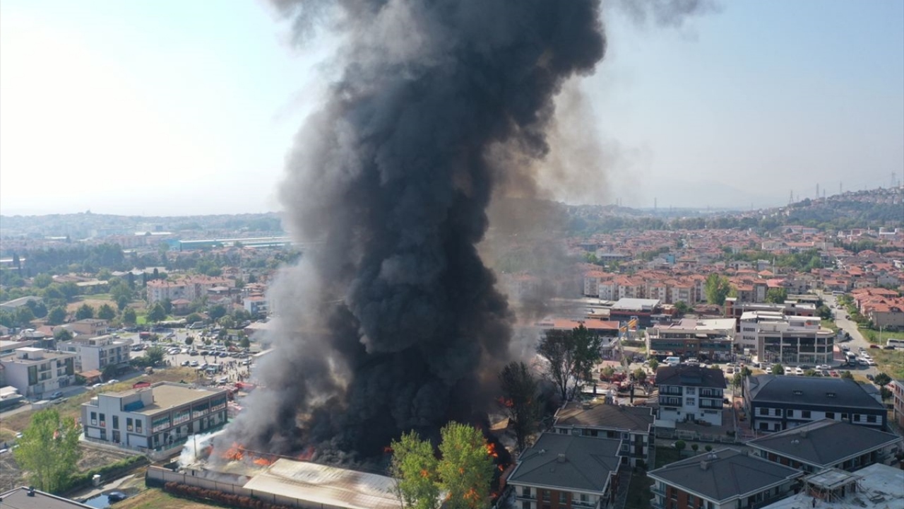 Ekipler, alevlerin çevredeki ev ve iş yerlerine sıçramaması için çalışma yürütüyor.