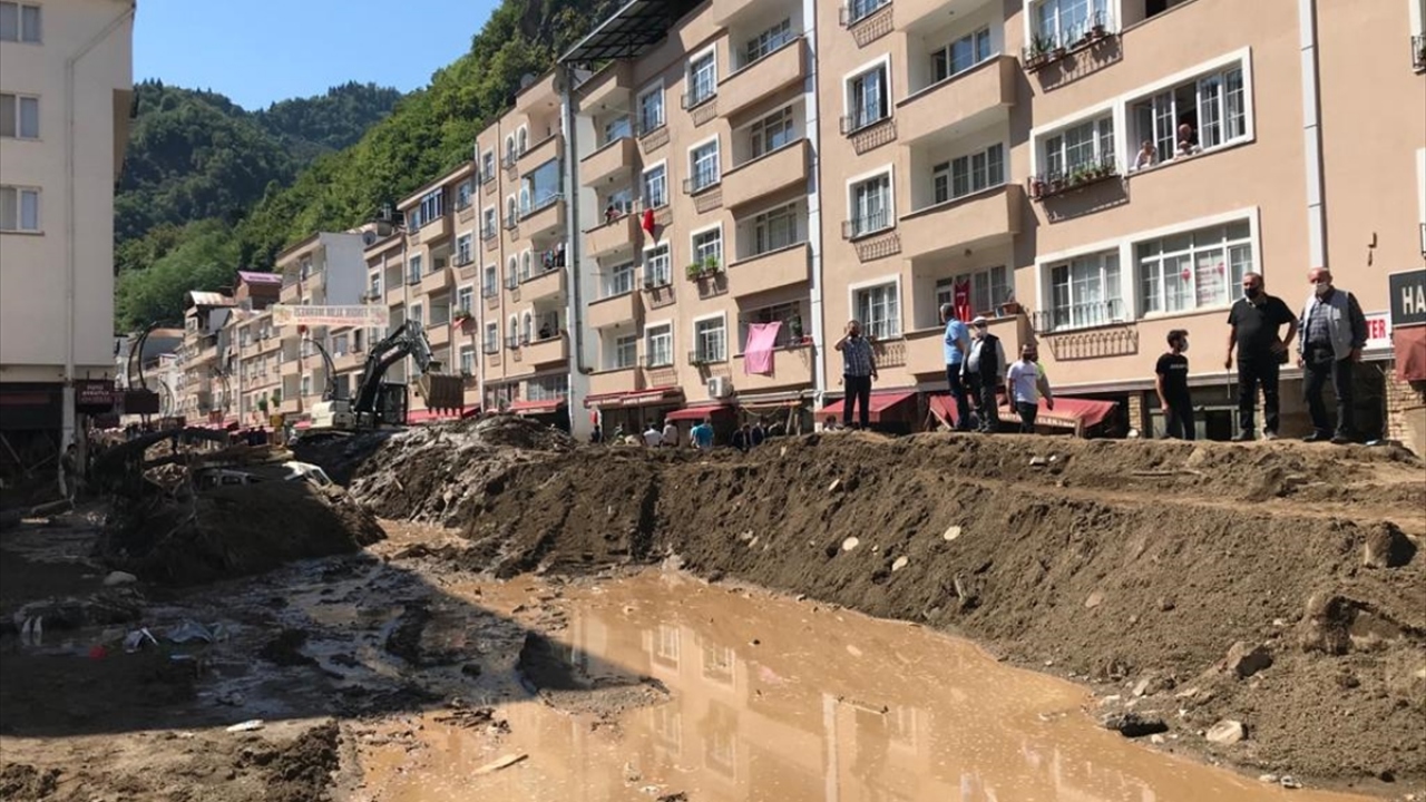 Giresun`da sel nedeniyle su baskını yaşanan Dereli ilçesinde hafriyat kaldırma çalışması yapılıyor. 