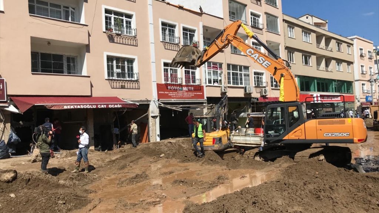 İlçe merkezine dere taşkını ile sürüklenen taş, kum, toprak ve kaya parçaları iş makinalarıyla kaldırılırken, Giresun İl Özel İdaresi, DSİ, Giresun Belediyesi ve diğer ekipler çalışmalarını sürdürüyor. 