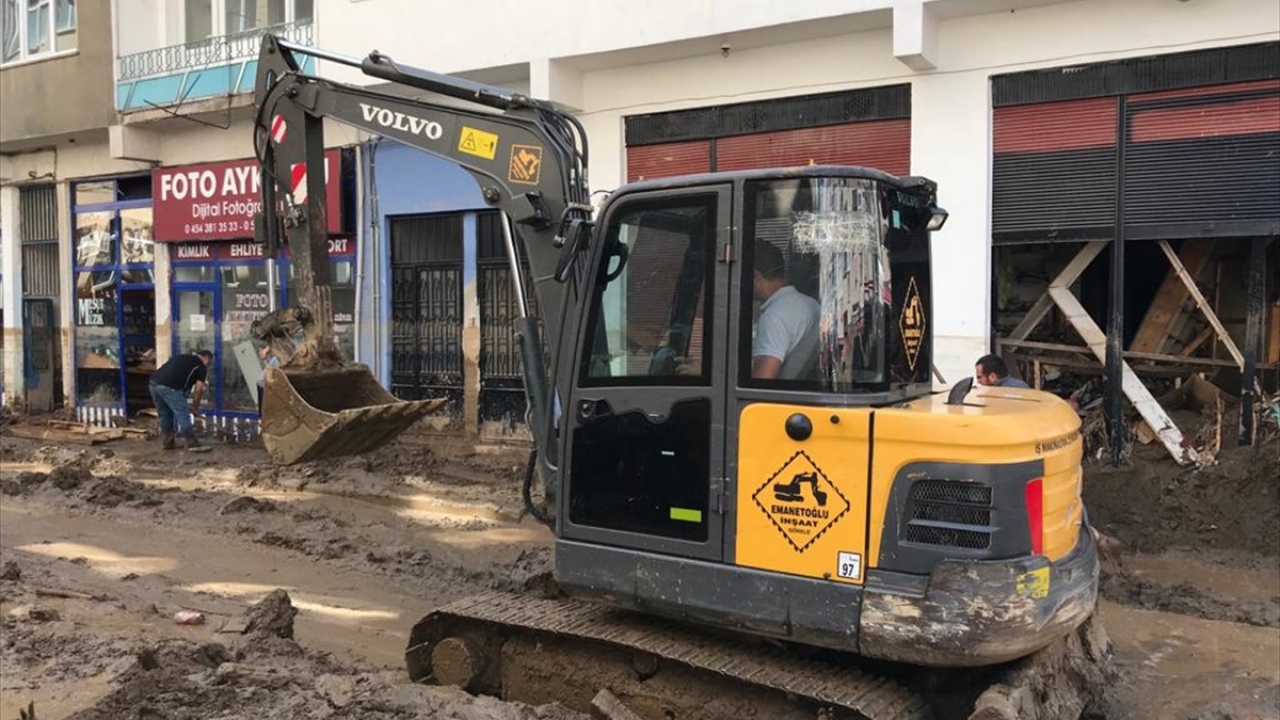 Ekipler caddeler, kamu binaları ve iş yerlerindeki çamur ve kumları temizliyor.