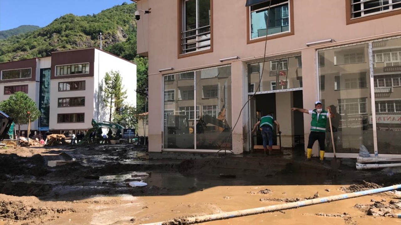 İlçede esnaf da dükkanlarındaki malzemeleri dışarıya atarak iş yerlerinin temizliğini yapıyor. 