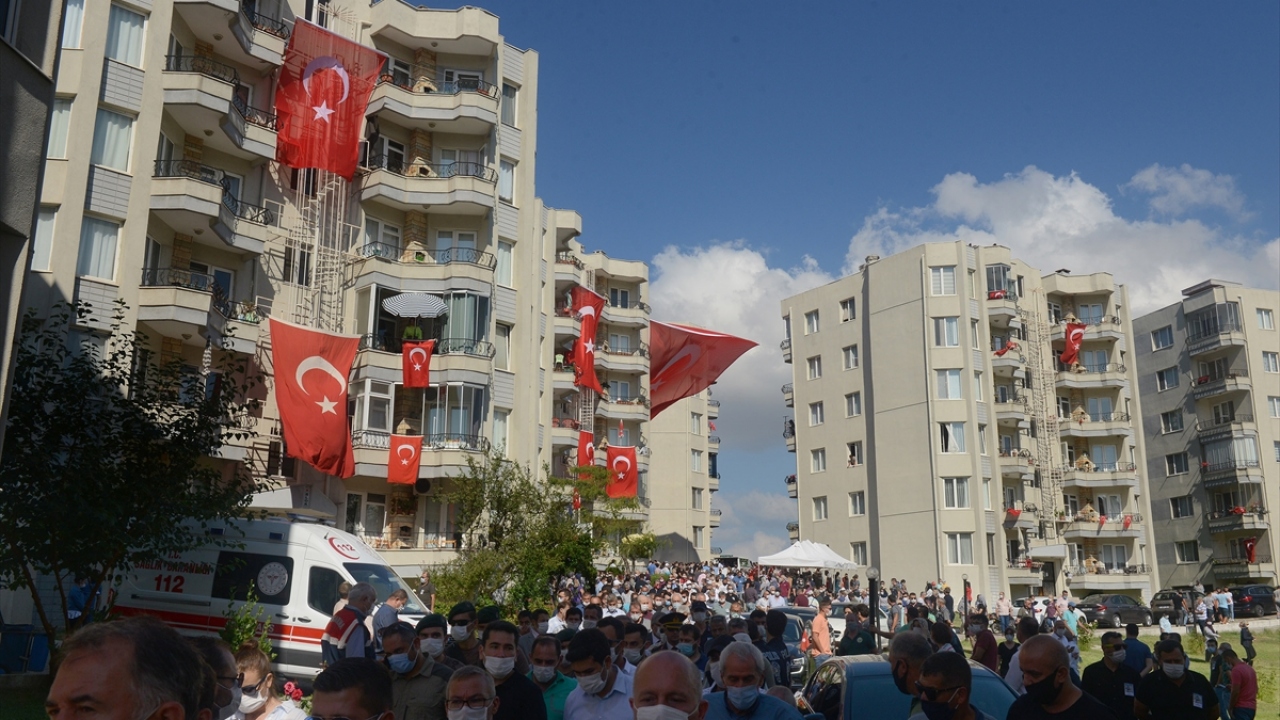 Şehit Kıran`ın naaşı, Eceabat`taki evinin önüne getirilerek helallik alındı, dualar edildi. 
