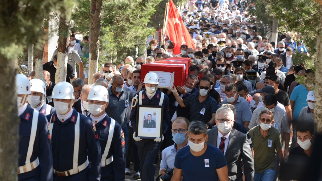 Şehidin yakınları törende üzüntü yaşadı.