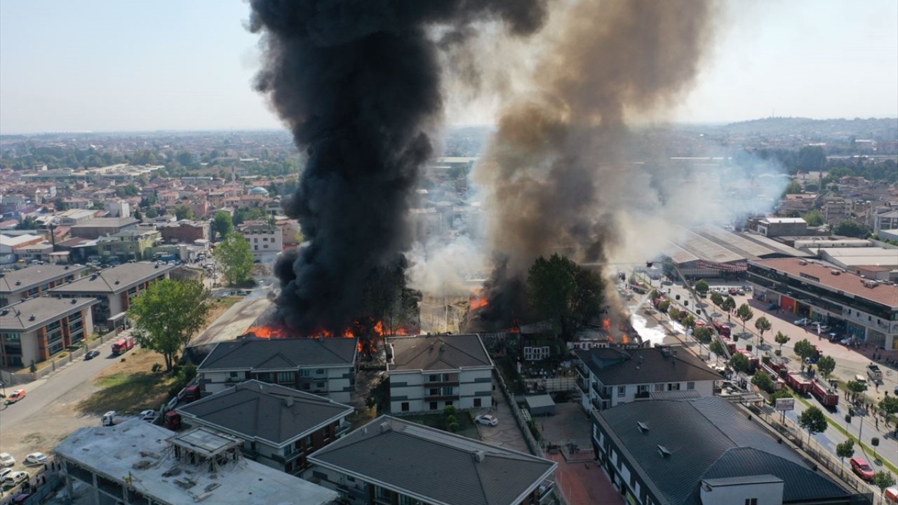 Serdivan ilçesi Prof. Dr. Sebahattin Zaim Bulvarı`ndaki marketin deposunda henüz belirlenemeyen nedenle yangın başladı. 