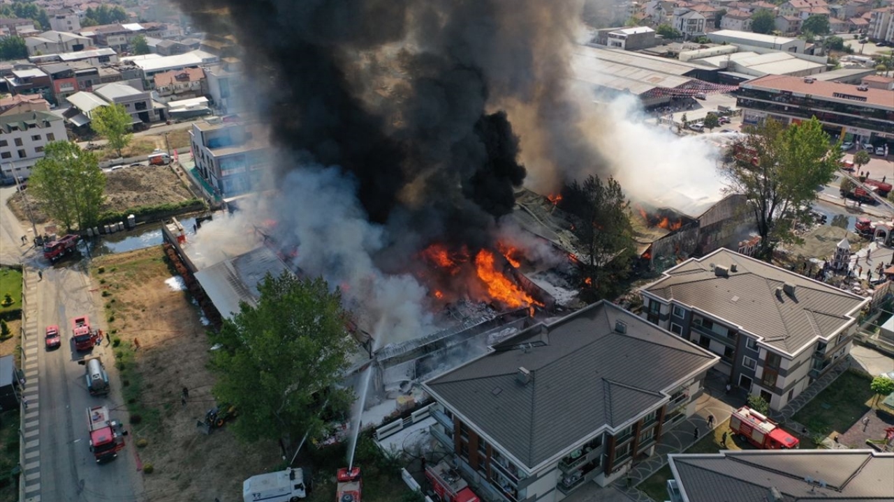 Durumun bildirilmesi üzerine olay yerine çok sayıda itfaiye ekibi sevk edildi. 