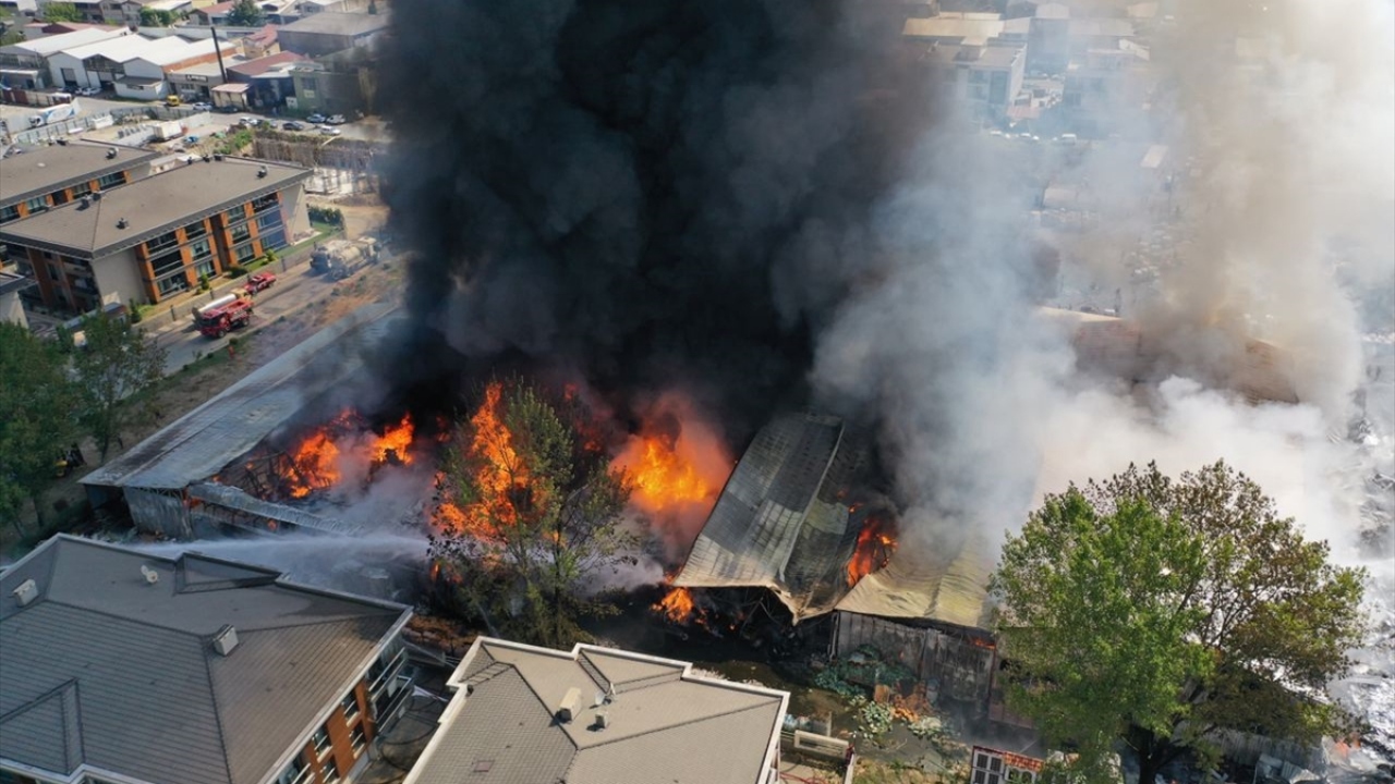 İtfaiye ekiplerinin söndürmeye çalıştığı yangın nedeniyle bölgedeki yoğun duman, şehrin birçok noktasından görüldü. 