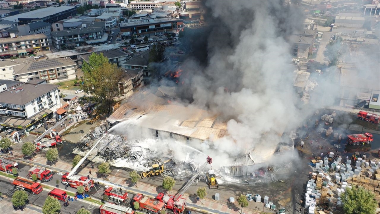 Yangının hızla büyümesi üzerine alevler, deponun yanında bulunan dondurma işletmecisinin bahçesine de sıçradı.