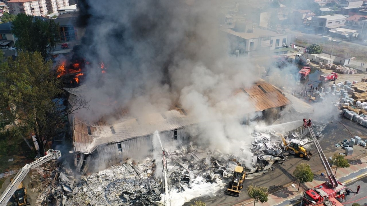 Depodaki yangının arka kısımda bulunan evlere ve özel okula sıçramaması için de kepçe yardımıyla çalışma yürütüldü.