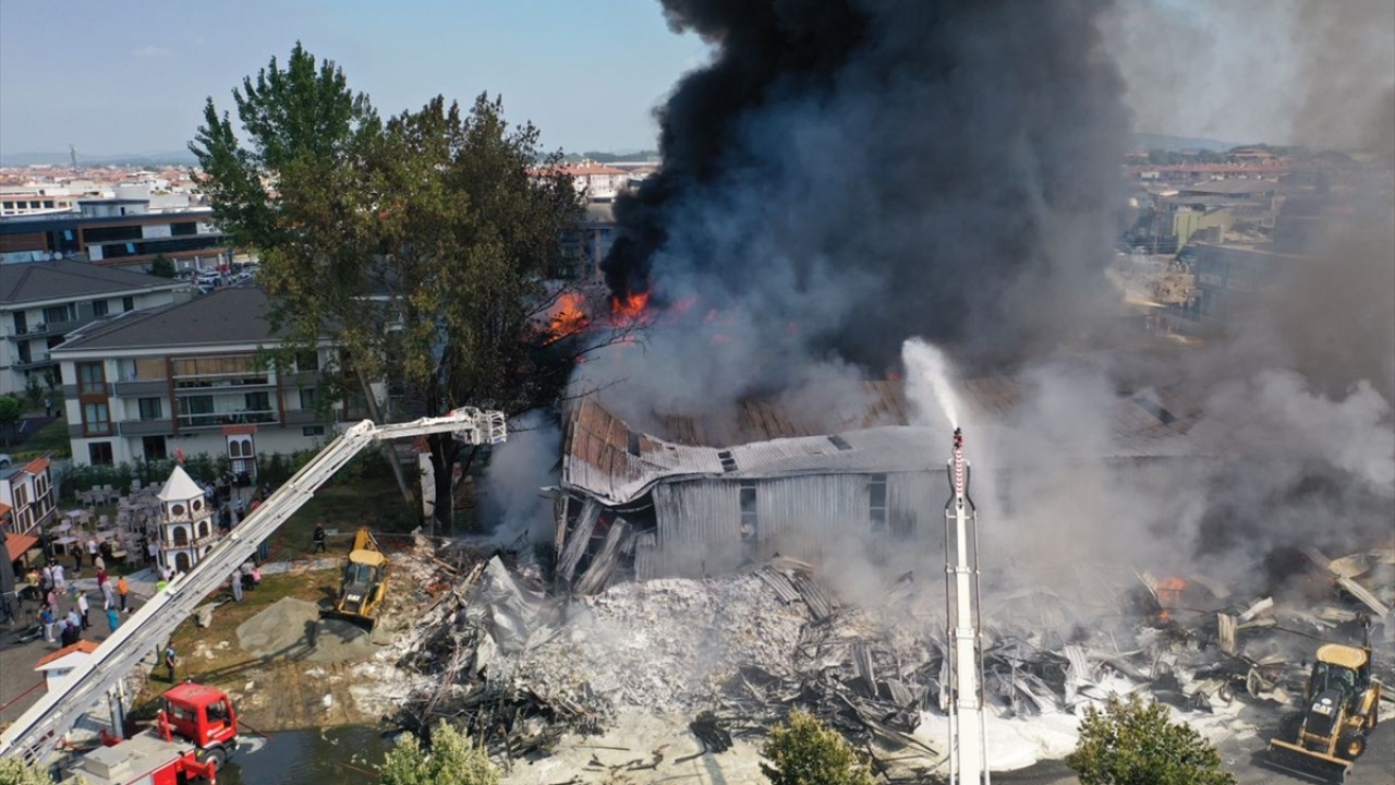 Bölgede hazır bekletilen sağlık ekipleri, dumandan etkilenen itfaiye erleri ve çalışanlara müdahale etti.  