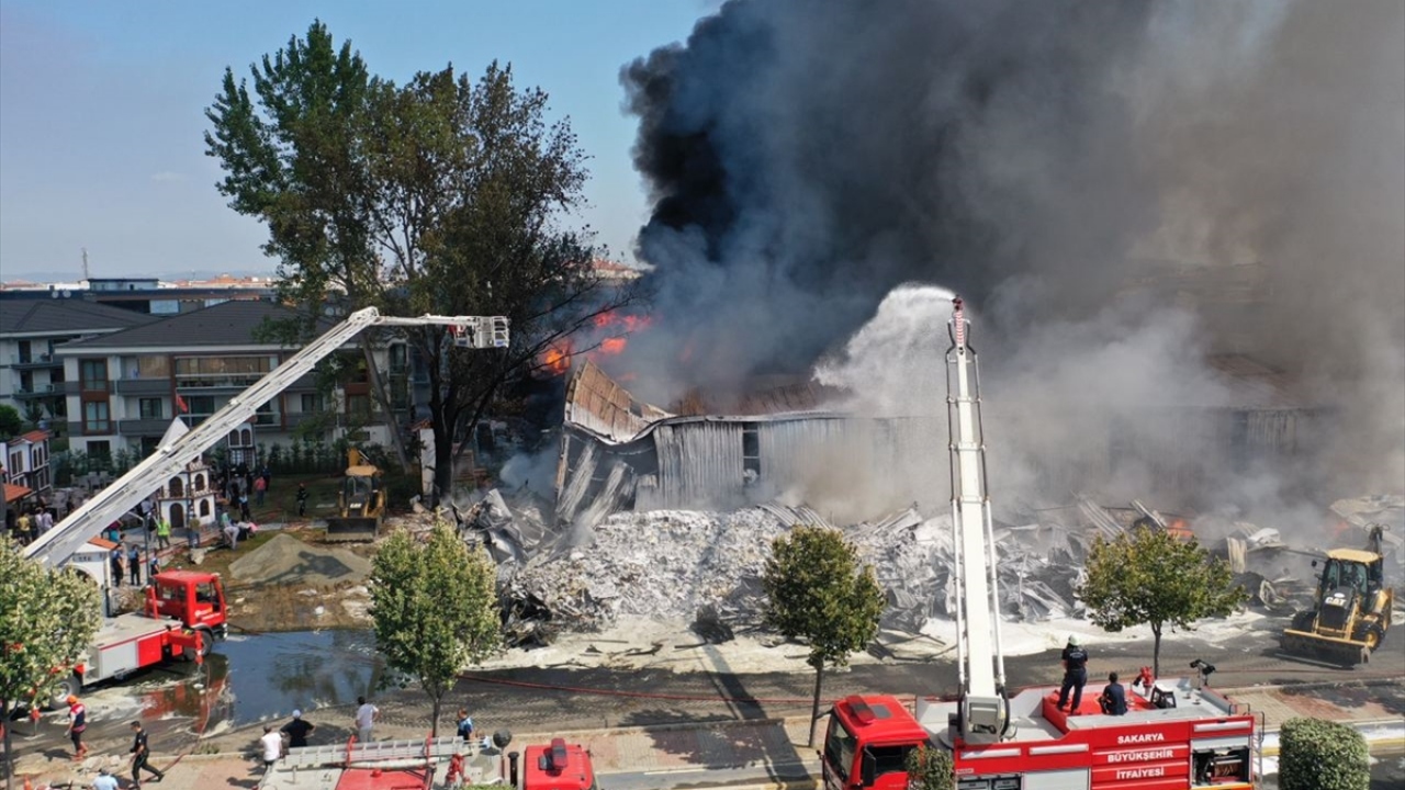 Çok sayıda itfaiye, arazöz ve SASKİ ekibinin müdahale ettiği yangın, yaklaşık 2 saatlik çalışma sonucu kontrol altına aldı.
