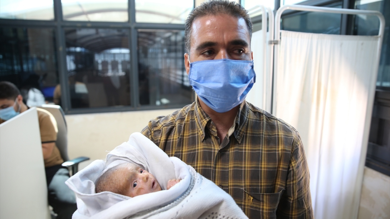 Mutaz`ın babası Muhanned Kahil yaptığı açıklamada, oğlunun Türkiye`ye alınmasından dolayı mutlu olduğunu söyledi.