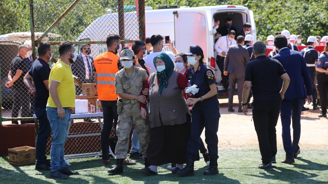 Cenazede şehidin annesi Meryem Çıtır, güçlükle ayakta durduğu gözlemlendi.