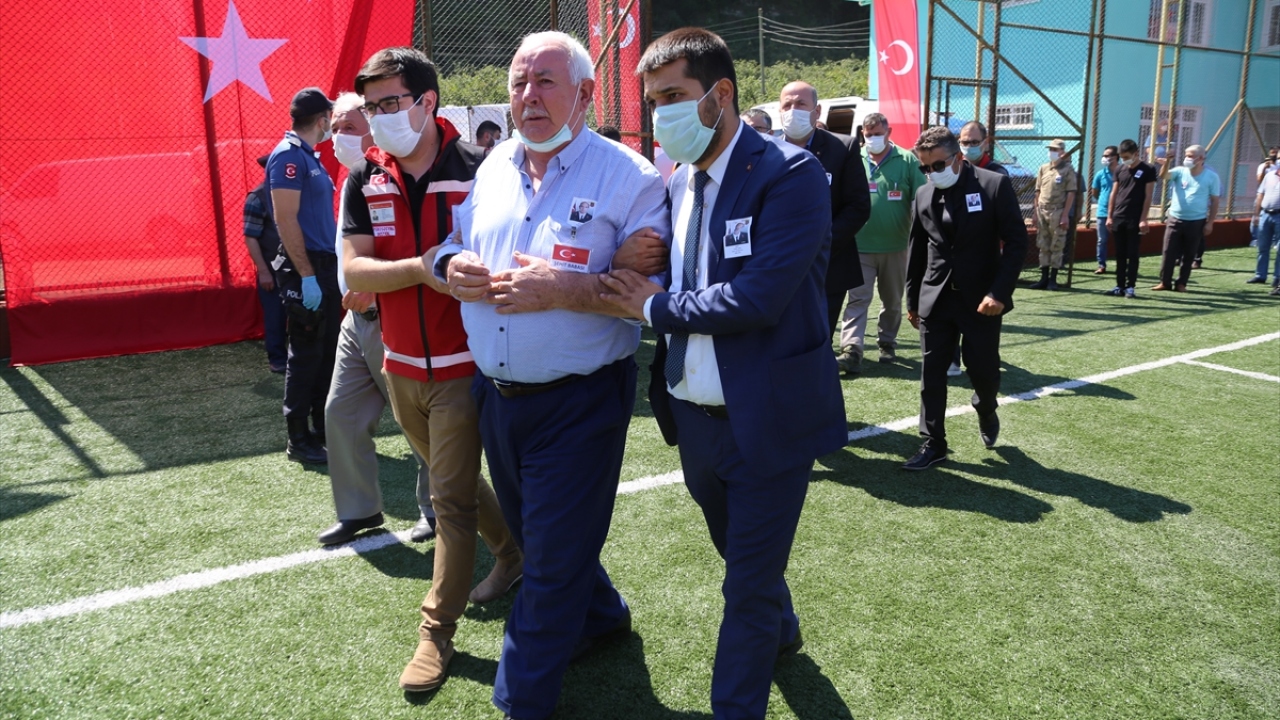 Cenaze töreninde şehidin babası Mahmut Çıtır, güçlükle ayakta durduğu gözlemlendi.