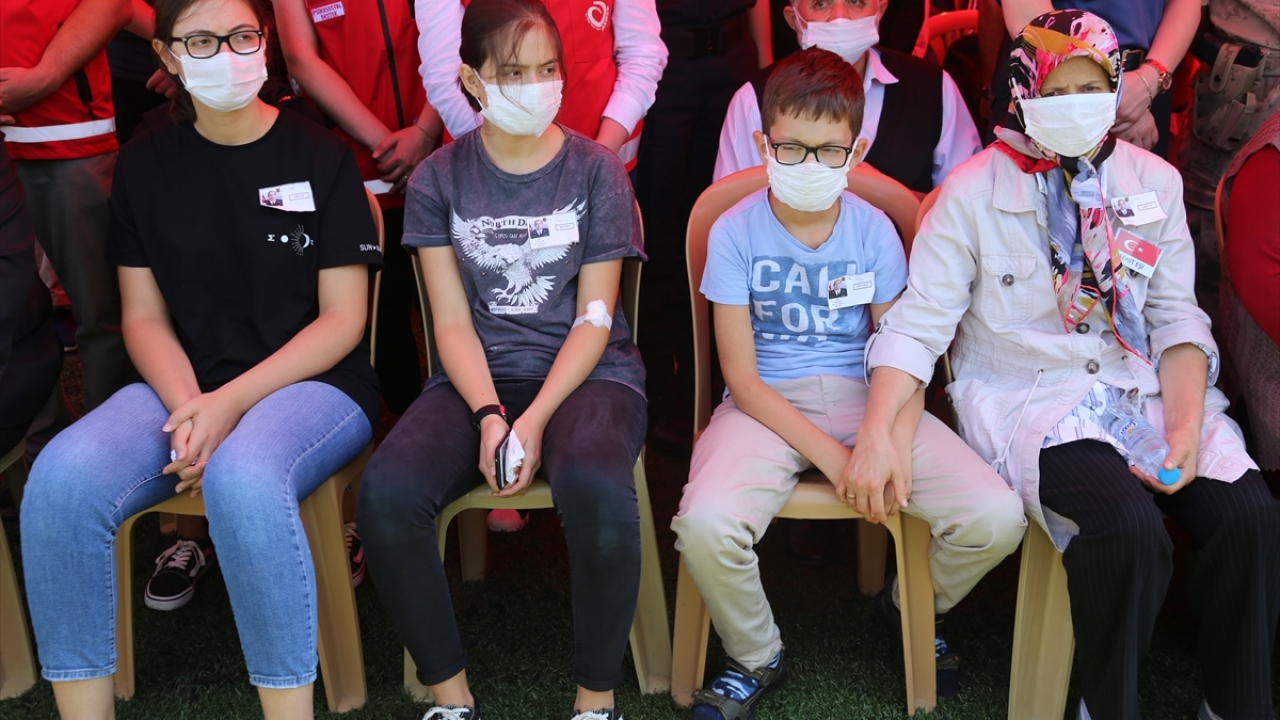 Cenaze törenine şehidin eşi Hamide (sağda) ile çocukları da katıldı.