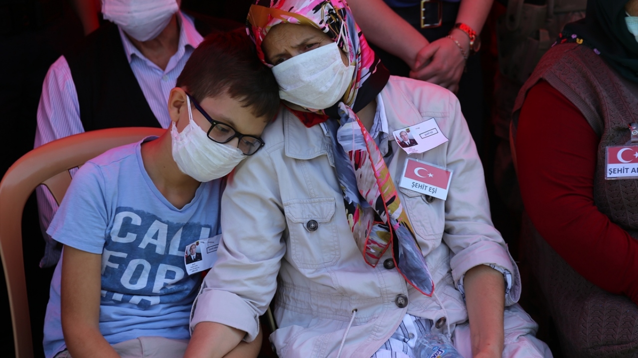 Cenaze töreninde şehidin oğlu Alperen Miraç, annesi Hamide Çıtır`a sarılarak teselli olmaya çalıştı.