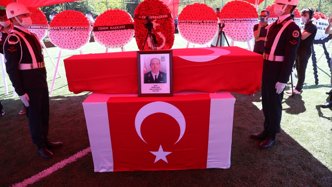 Törende saygı duruşunda bulunulmasının ardından 44 yaşındaki şehidin öz geçmişi okundu ve dua edildi. Şehidin eşi, çocukları ve babası, tabuta sarılarak gözyaşı döktü.