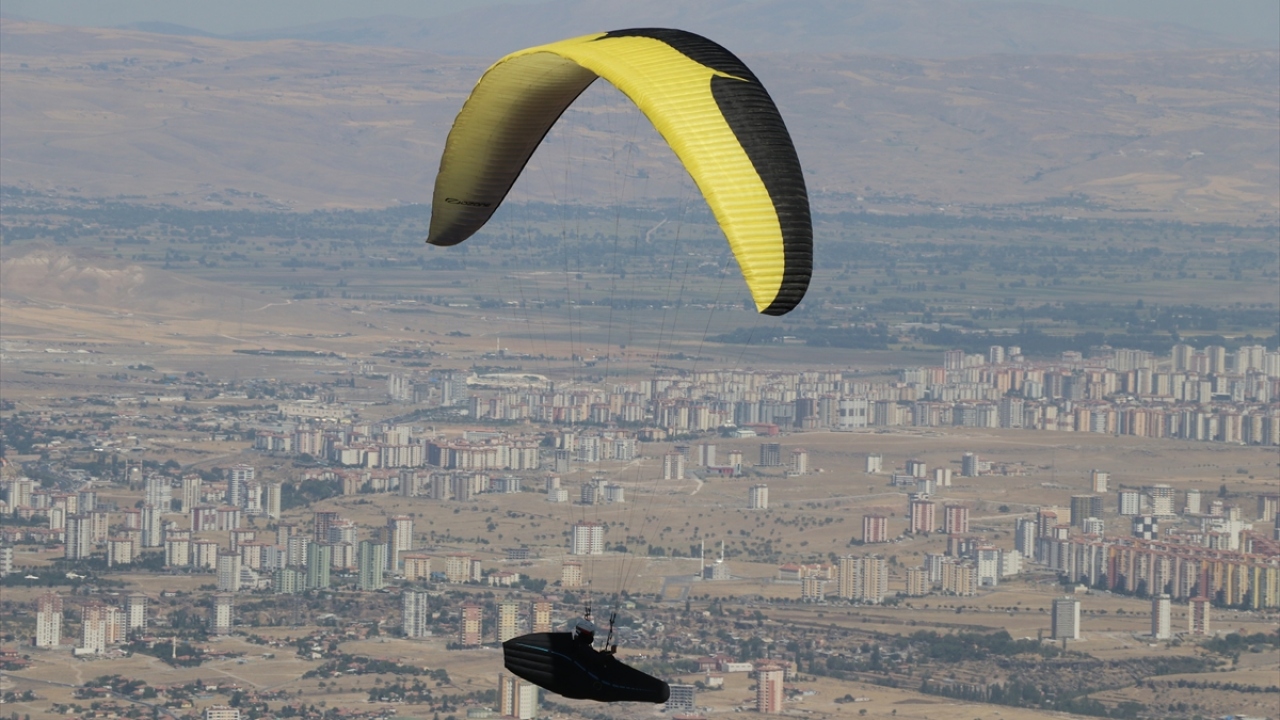 Türkiye Hava Sporları Federasyonu Merkez Hakem Kurulu Üyesi Tecelli Aydın ise federasyondan 15 kişinin yarışmada görev alacağını vurgulayarak, Talas Belediyesine yarışmaya katkılarından dolayı teşekkür etti.