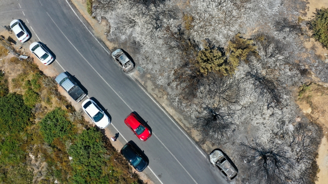 Sığacık Mahallesi`ndeki Ekmeksiz Plajı yakınlarında dün otluk alanda çıkan ve park halindeki yaklaşık 50 aracın zarar gördüğü yangına ilişkin hasar tespit çalışmaları sürüyor. 