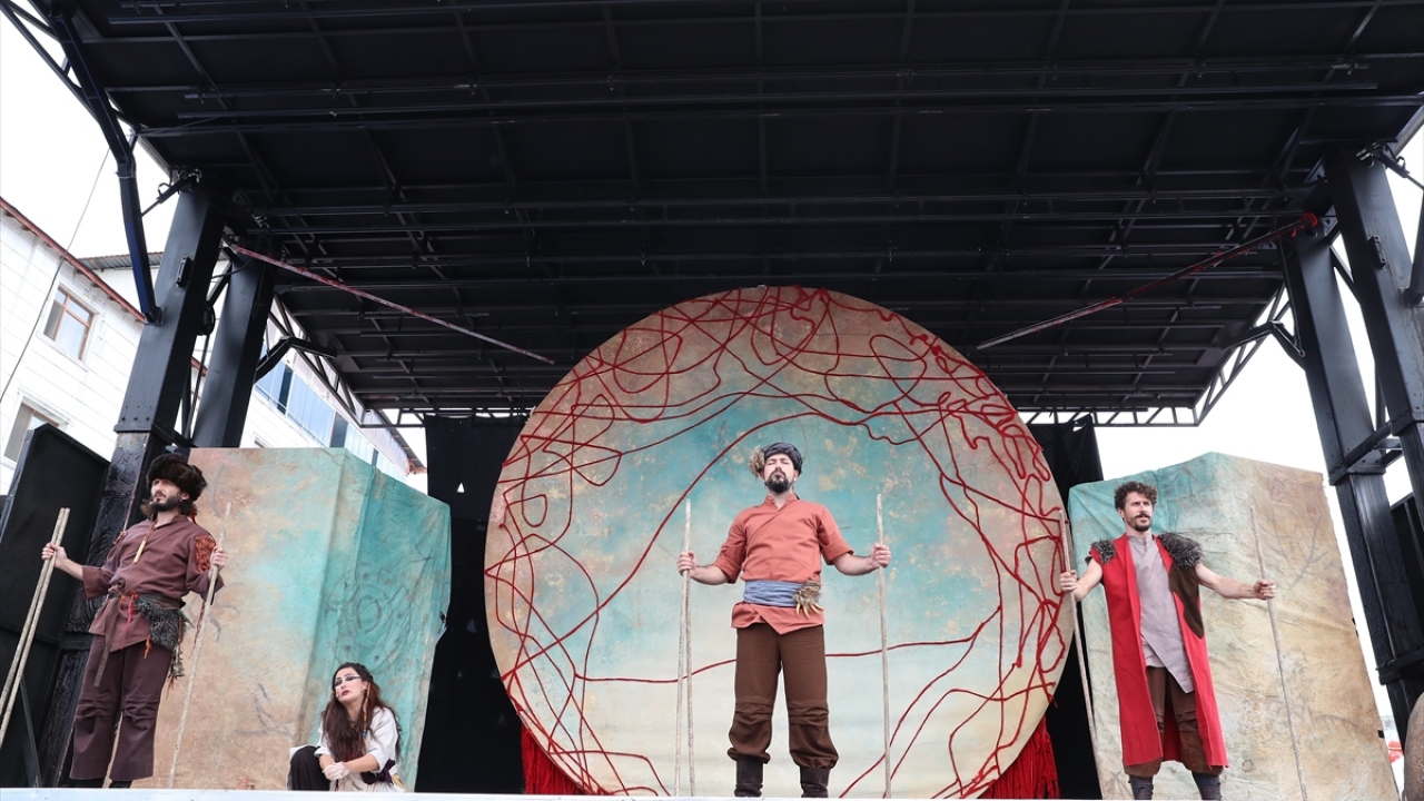 Ahlat`ta "1071 Sultan Alparslan Ahlat Otağı"nın kurulduğu Çarho mevkisindeki etkinlik alanına gelen vatandaşlar, bir çok ilden belediyenin yöresel ürünlerini sergilediği çadırları dolaş`ı, sergilenen oyunları izledi. 