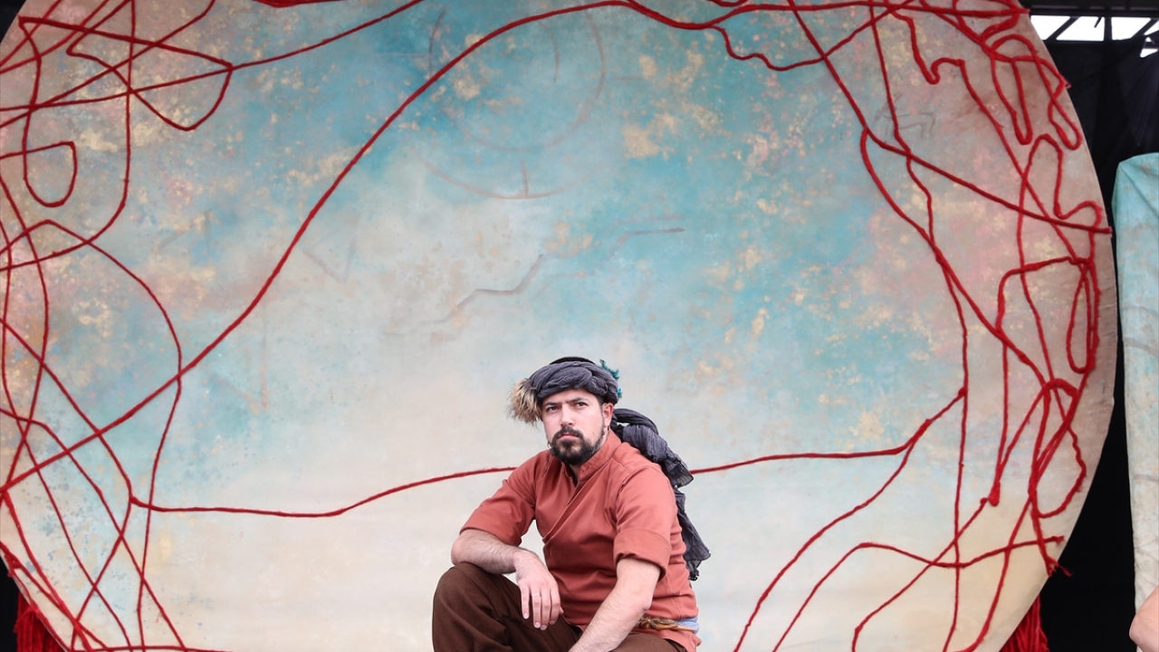 Çocukların oluşturulan oyun alanlarında geleneksel oyunları oynadığı etkinliklerde, yetişkinler de at binerek ok attı.