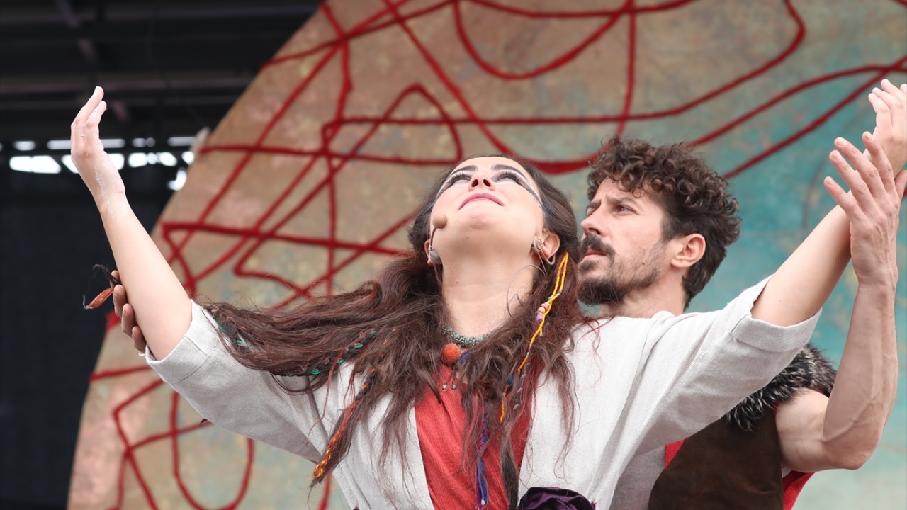 Malatya Büyükşehir Belediyesi Kültür ve Sosyal İşler Müdürü İfrah Tunay, 26 Ağustos Malazgirt Zaferi`nin yıl dönümü nedeniyle büyük bir organizasyonun düzenlendiğini söyledi.